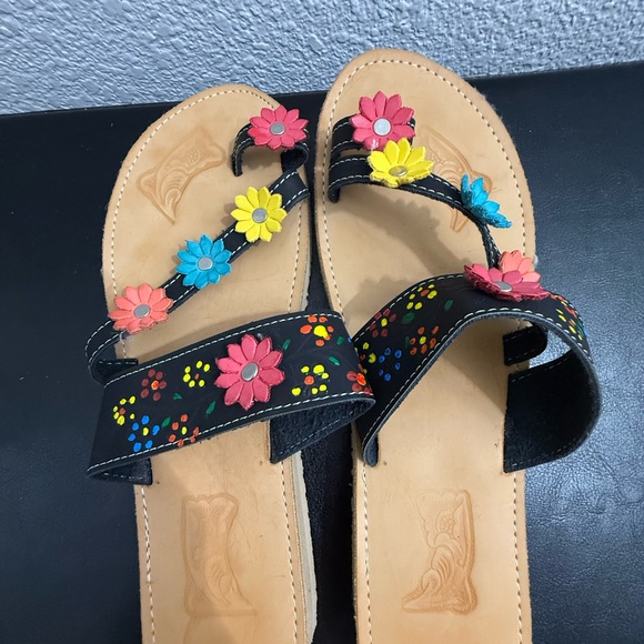 Mexican Sandals Black Leather Floral Embellished Handmade in Mexico - Picture 4 of 5